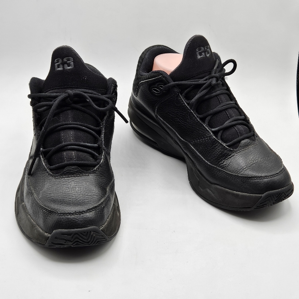 Jordan Aura black size 5.5 Youth